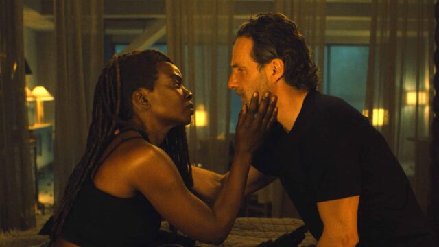 Danai Gurira como Michonne y Andrew Lincoln como Rick Grimes en TWD: the Ones Who Live 1x04