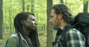 Danai Gurira como Michonne y Andrew Lincoln como Rick Grimes en TWD: the Ones Who Live 1x05