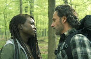 Danai Gurira como Michonne y Andrew Lincoln como Rick Grimes en TWD: the Ones Who Live 1x05