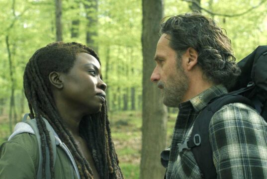 Danai Gurira como Michonne y Andrew Lincoln como Rick Grimes en TWD: the Ones Who Live 1x05