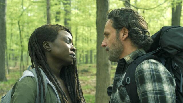 Danai Gurira como Michonne y Andrew Lincoln como Rick Grimes en TWD: the Ones Who Live 1x05