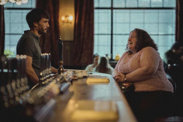 Richard Gadd como Donny Dunn y Jessica Gunning como Martha en la serie Baby Reindeer (Bebé reno)