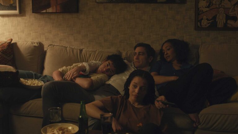 Jake Gyllenhaal, Ruth Negga, Chase Infiniti y Kingston Rumi Southwick en "Presumed Innocent"
