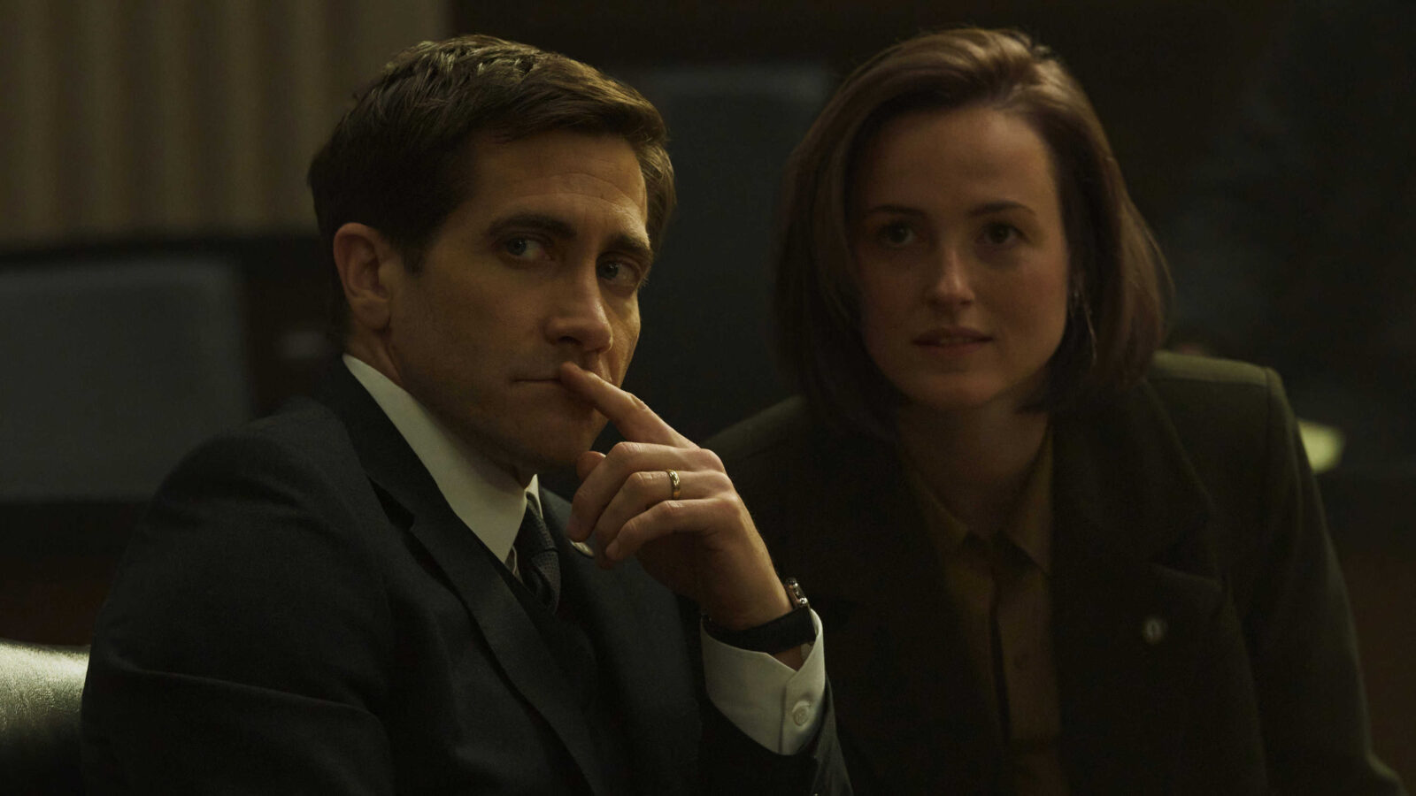 Jake Gyllenhaal y Renate Reinsve en "Presumed Innocent" (Se presume inocente)