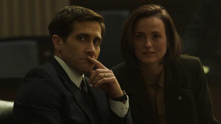 Jake Gyllenhaal y Renate Reinsve en "Presumed Innocent" (Se presume inocente)