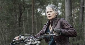 Melissa McBride como Carol Peletier en el primer episodio de Daryl Dixon: The Book of Carol