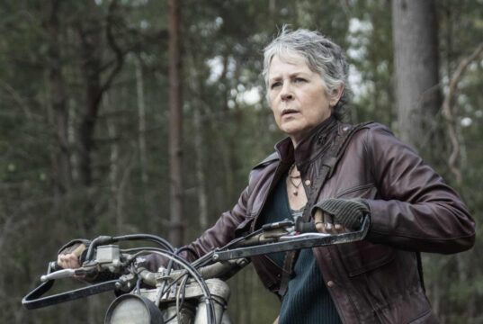 Melissa McBride como Carol Peletier en el primer episodio de Daryl Dixon: The Book of Carol