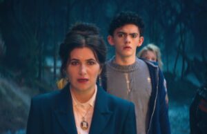 Kathryn Hahn y Joe Locke en el tráiler de Agatha All Along