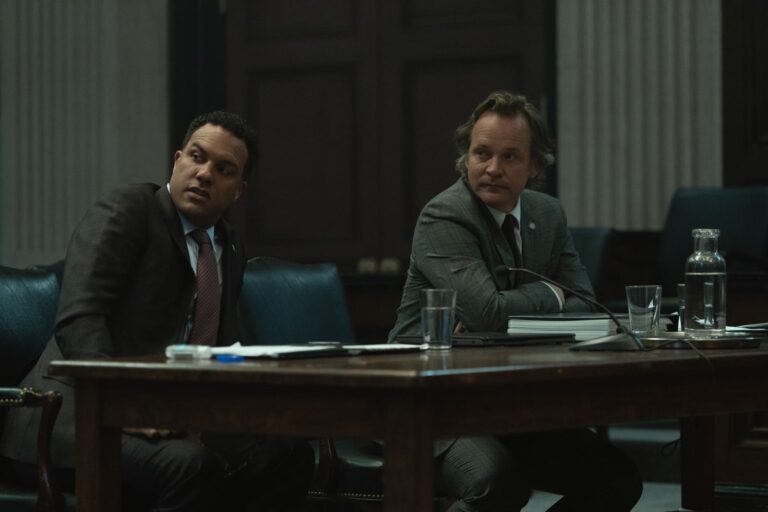 O-T Fagbenle como Nico Della Guardia y Peter Sarsgaard como Tommy Molto en "Presumed Innocent" (“Se presume inocente”) 1x05 'Pregame'