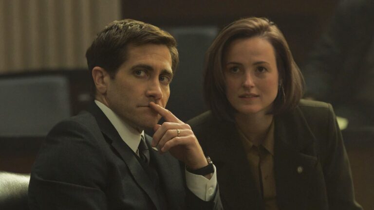 Jake Gyllenhaal como Rusty Sabich y Renate Reinsve como Carolyn Polhemus en Presumed Innocent (2024)