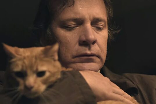 Tommy Molto (Peter Sarsgaard) y su gato en Presumed Innocent