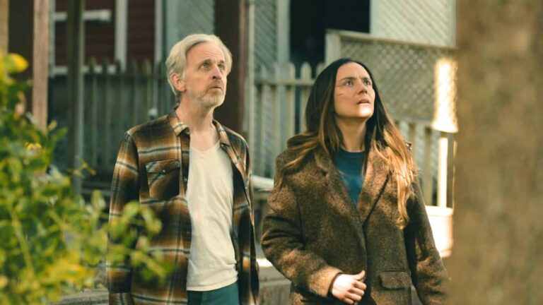 Robert Joy como Henry y Catalina Sandino Moreno como Tabitha en FROM (Temporada 3 Capitulo 3)