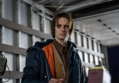 Scott McCord como Victor en FROM Temporada 3 Capitulo 6