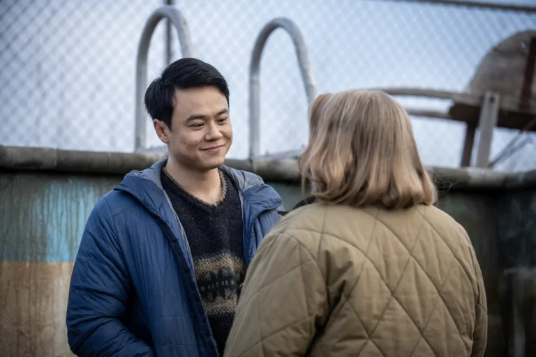 Ricky He como Kenny y Elizabeth Saunders como Donna en FROM S03E06