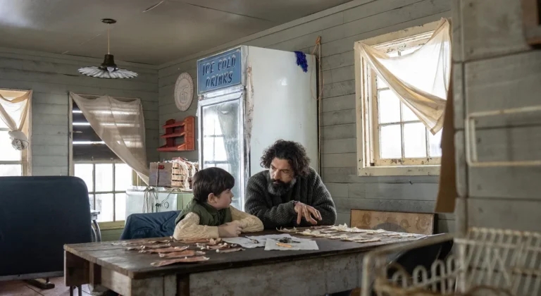 David Alpay como Jade Herrera y Simon Webster como Ethan Matthews en FROM 3x06