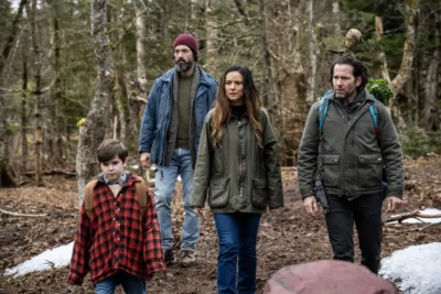 David Alpay como Jade Herrera, Simon Webster como Ethan Matthews, Catalina Sandino Moreno como Tabitha Matthews y Eion Bailey como Jim Matthews en FROM 3x07