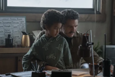Ezra Agbonkhese como Benjamin y Pedro Pascal como Joel en TLOU 2x01