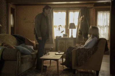 Pedro Pascal como Joel y Catherine O’Hara como Gail en The Last of Us 2x01