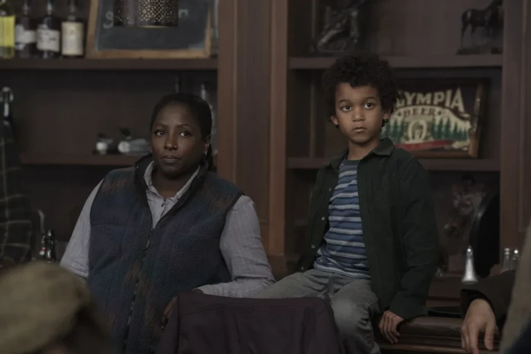 Rutina Wesley como María y Ezra Agbonkhese como Benjamin en TLOU 2x02
