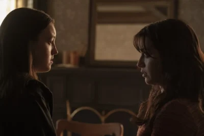 Ellie (Bella Ramsey) y Dina (Isabela Merced) en The Last of Us 2x03