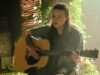 Ellie (Bella Ramsey) tocando la guitarra en The Last of Us (Temporada 2 Capitulo 4)