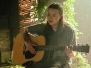 Ellie (Bella Ramsey) tocando la guitarra en The Last of Us (Temporada 2 Capitulo 4)