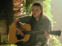 Ellie (Bella Ramsey) tocando la guitarra en The Last of Us (Temporada 2 Capitulo 4)