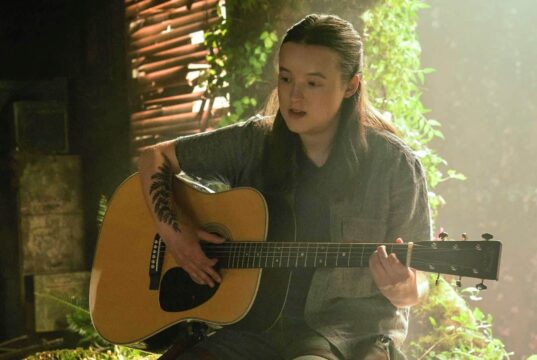 Ellie (Bella Ramsey) tocando la guitarra en The Last of Us (Temporada 2 Capitulo 4)