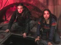 Ellie y Dina en el metro de Seattle en The Last of Us (Temporada 2 Capítulo 4)