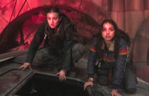 Ellie y Dina en el metro de Seattle en The Last of Us (Temporada 2 Capítulo 4)