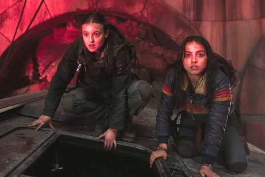 Ellie y Dina en el metro de Seattle en The Last of Us (Temporada 2 Capítulo 4)