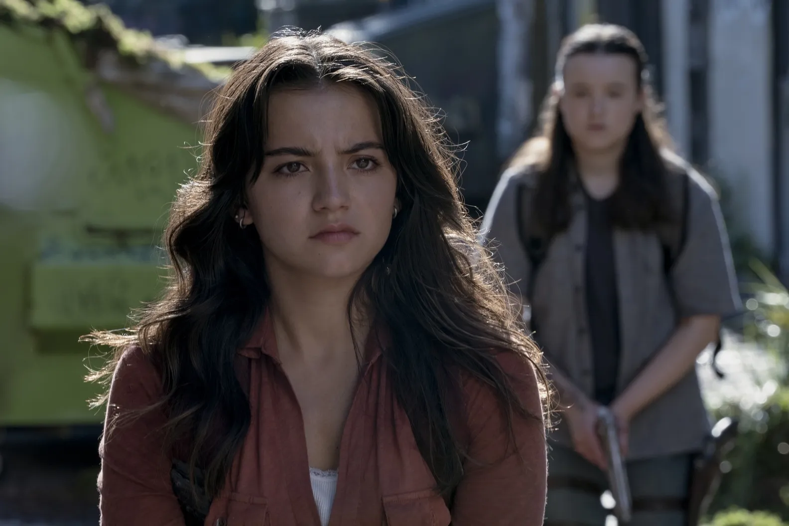 Isabela Merced como Dina y Bella Ramsey como Ellie en TLOU 2x05