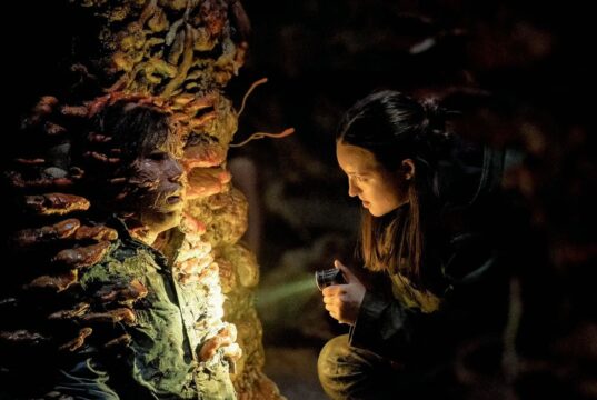 Bella Ramsey como Ellie en The Last Of Us Temporada 2 Episodio 5