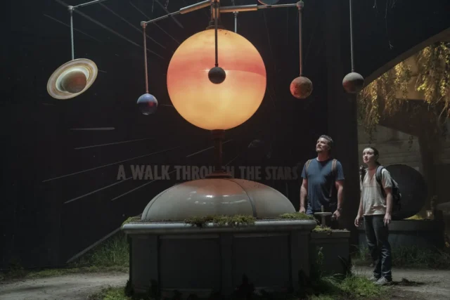 Ellie (Bella Ramsey) y Joel (Pedro Pascal) en el Museo de Ciencia e Historia de Wyoming, en The Last Of Us T2 Capitulo 6