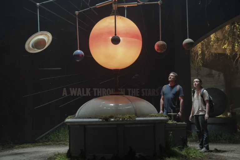 Ellie (Bella Ramsey) y Joel (Pedro Pascal) en el Museo de Ciencia e Historia de Wyoming, en The Last Of Us T2 Capitulo 6