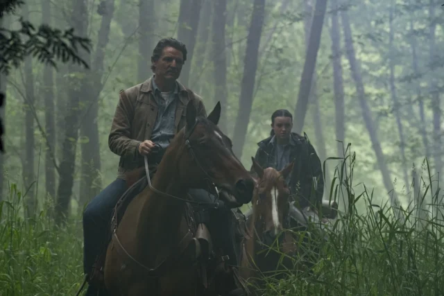 Joel (Pedro Pascal) y Ellie (Bella Ramsey) montando a caballo en The Last Of Us T2 Capitulo 6