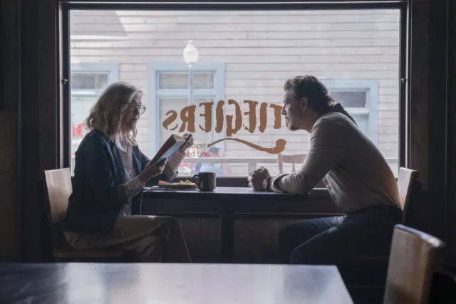 Gail (Catherine O’Hara) y Joel (Pedro Pascal) en The Last of Us 2x06