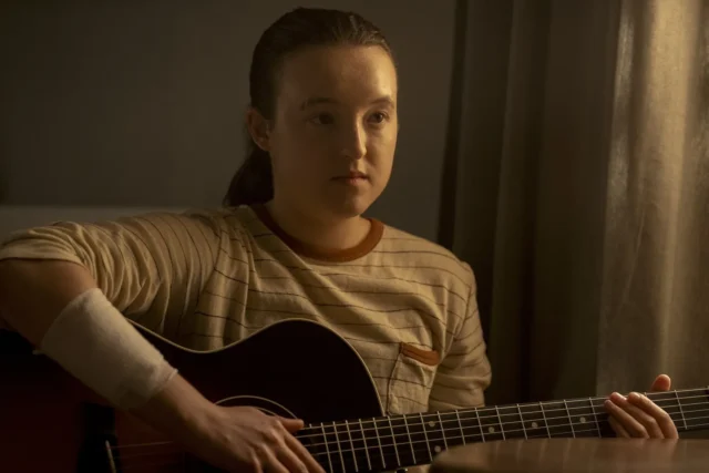 Ellie (Bella Ramsey) tocando la guitarra en el sexto episodio de la segunda temporada de The Last Of Us