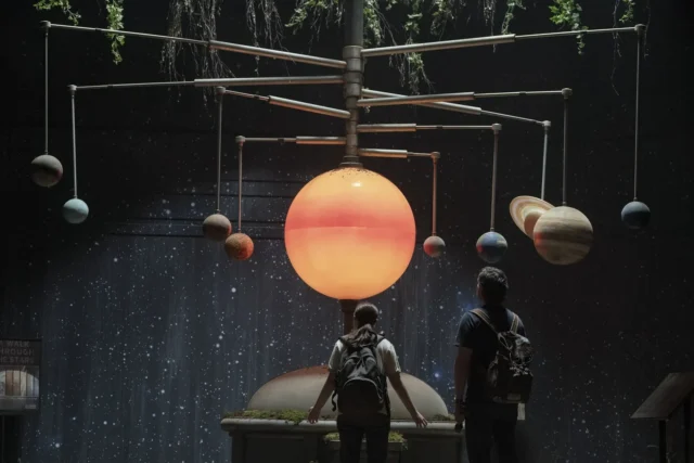 Ellie (Bella Ramsey) y Joel (Pedro Pascal) en el planetario, en The Last Of Us T2 Capitulo 6