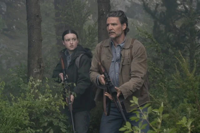 Ellie (Bella Ramsey) y Joel (Pedro Pascal) en el bosque en The Last Of Us T2 Capitulo 6