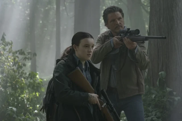 Ellie (Bella Ramsey) y Joel (Pedro Pascal) en el bosque en The Last Of Us T2 Capitulo 6