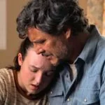 Ellie (Bella Ramsey) y Joel (Pedro Pascal) abrazados en The Last of Us 2x06
