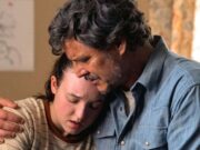 Ellie (Bella Ramsey) y Joel (Pedro Pascal) abrazados en The Last of Us 2x06