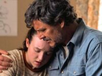 Ellie (Bella Ramsey) y Joel (Pedro Pascal) abrazados en The Last of Us 2x06