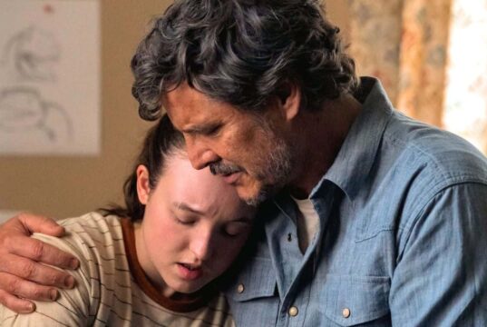 Ellie (Bella Ramsey) y Joel (Pedro Pascal) abrazados en The Last of Us 2x06