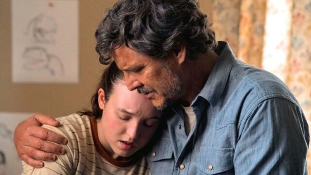 Ellie (Bella Ramsey) y Joel (Pedro Pascal) abrazados en The Last of Us 2x06