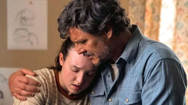 Ellie (Bella Ramsey) y Joel (Pedro Pascal) abrazados en The Last of Us 2x06