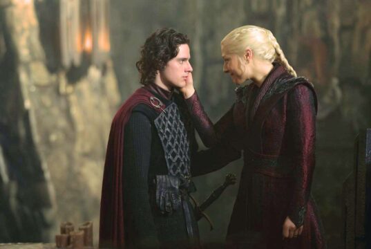 Jacaerys Velaryon (Harry Collett) y Rhaenyra Targaryen (Emma D'Arcy) en el primer capítulo de la tercera temporada de House of The Dragon (La Casa del Dragon)