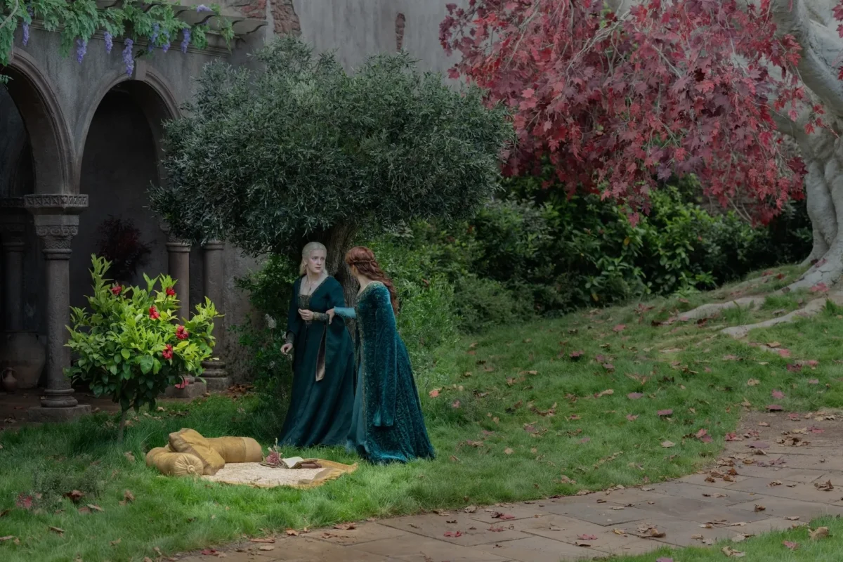 Helaena Targaryen (Phia Saban) y Alicent Hightower en House of The Dragon 3x02