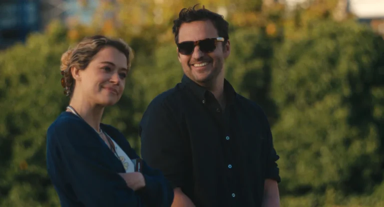 Tatiana Maslany como Paula y Jake Johnson como Karl en Maximum Pleasure Guaranteed (Apple TV)